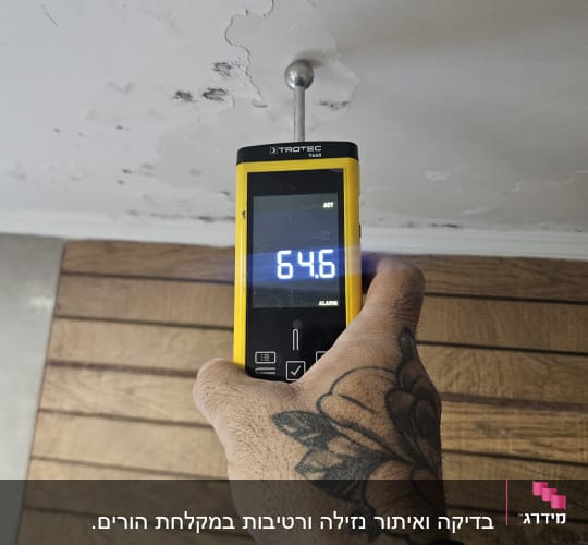 מד לחות צמוד לתקרה עם סימני רטיבות
